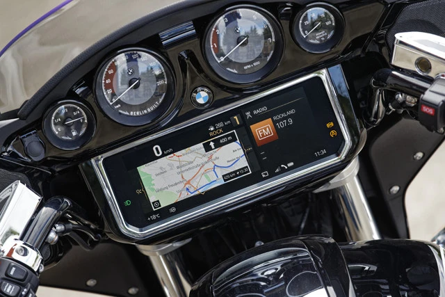 操縦席には4連メーターとナビや音楽再生などが可能な10.25インチのTFT液晶ディスプレイを装備