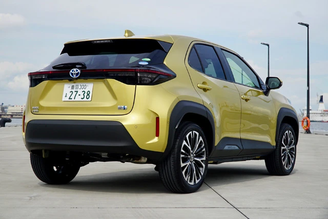 テールランプは定番の横一文字タイプ。ちなみにリアバンパーの占める割合が大きく、ワイルドな印象だ