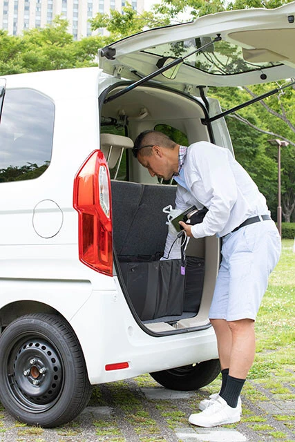 運転前は、トランクの中にある重い荷物を降ろすべし。不要のゴルフバッグ、キャンプ道具などは必ず降ろし、とにかく車重を軽くする。エコ運転の基本