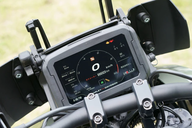 走行モードなどを選べるタッチパネル式の6.8インチのTFTディスプレイ