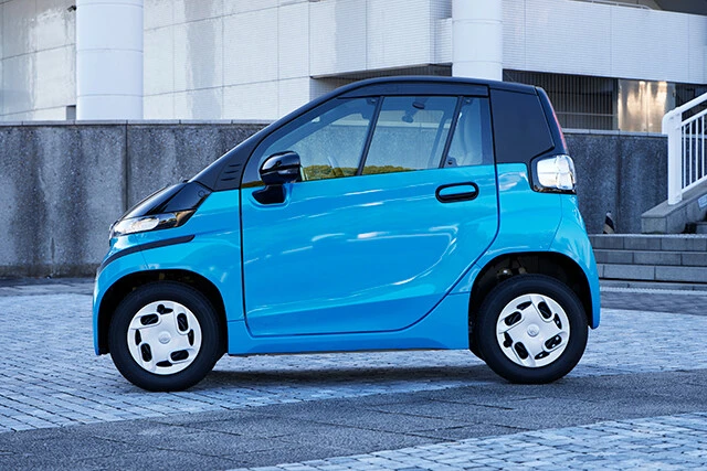 2020年から法人や自治体などに限定販売している、トヨタのふたり乗りの超小型EV「シーポッド」。来年、一般向けの販売が予定されている