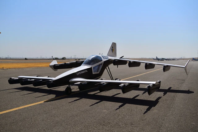 日本「ｔｅＴｒａ　ａｖｉａｔｉｏｎ（テトラ・アビエーション）」〈ひとり乗り〉航行速度：１４４ｋｍ／ｈ（飛行仕様）、航続距離：１６０ｋｍ　今年７月にアメリカで予約販売を開始した個人用のＭｋ－５。価格は４０００万円からとなっている。航続距離は１６０ｋｍと中距離型のモデルとなる。機体には３２個のプロペラが配置され、そのうち４つが故障しても安定して飛行ができるという。