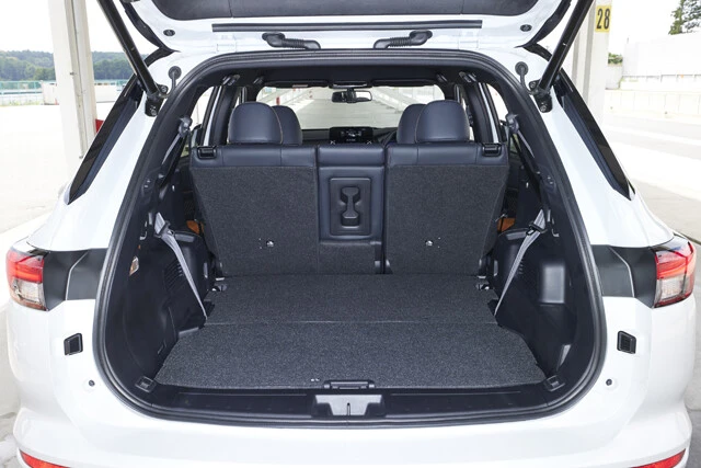 新型は5人乗りと7人乗りのモデルを用意。ご覧のように3列目を倒せば、荷室として使える