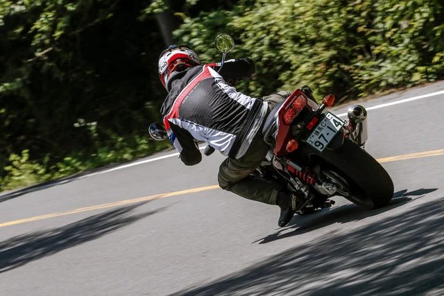 燃料タンクからサイドカバー、そしてリアカウルへと流れるシャープで力強いプロポーション。全身に伝統と革新の造形美が光る