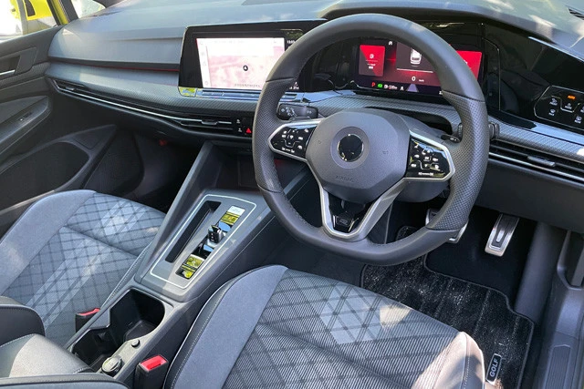 インパネはハッチバックと同じ最新の通信モジュール内蔵のインフォテメントシステムを標準装備！