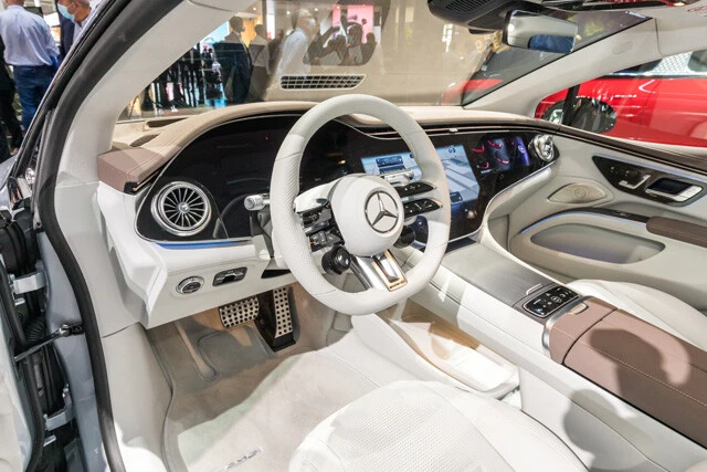 ベースのＥＱＳと同じく、３枚の大型スクリーンが目立つ。内装はＡＭＧがしっかり磨き上げている