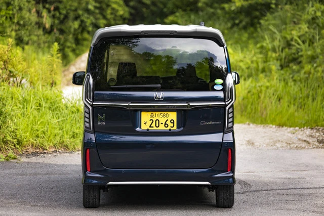 リアバンパー下部にはメッキバーをぶっ込んでおり、後ろ姿もかなりワルな感じに仕上がっている