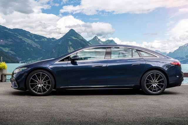 ５２１６㎜の全長はＳクラスの標準ボディとほぼ同じ。３２１０㎜のホイールベースはＳクラスのロング並みだ