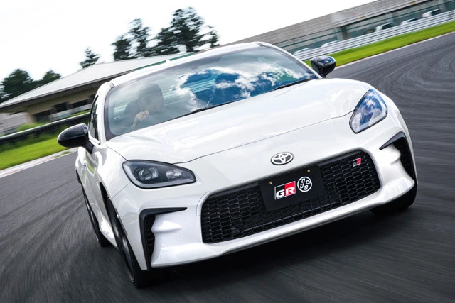 今秋発売予定の８６改め、ＧＲ８６をサーキット場で全開走行する小沢氏。攻め込んだ走りで新型の限界性能を引き出し、徹底チェック！