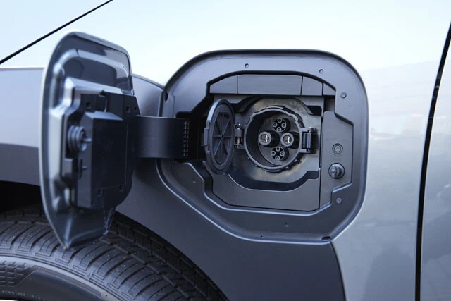 急速充電では１５０ｋＷに対応し、３０分で８０％までの充電を可能とする。１充電の走行距離は５００㎞前後