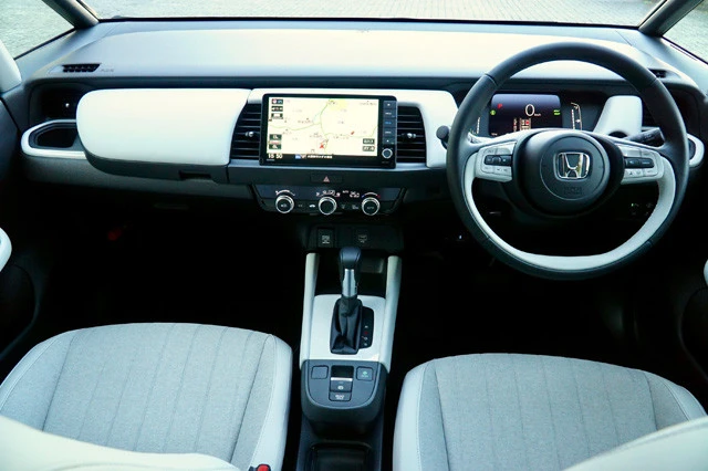 ホンダ「フィット」水平基調のスッキリとしたインパネ。一部グレードを除きソフトパッドを採用している