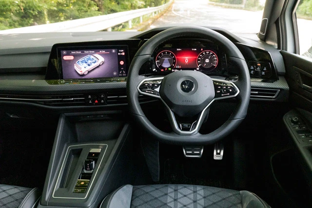 全車標準の「デジタル・コックピット・プロ」は、ナビゲーションマップなどを表示する液晶のフルデジタルメーターだ