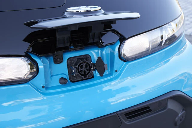 充電ポートはフロント部分にある。自宅はもちろんのこと、外出先でも充電可能な普通充電に標準対応