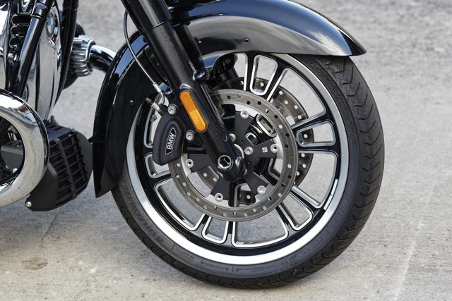 クラシカルなデザインのキャストホイール。軽快なハンドリングを実現している