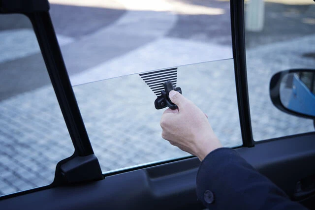 サイドウインドーはガラス部分を手動で開閉するタイプだ。残念ながらパワーステアリングの設定もない