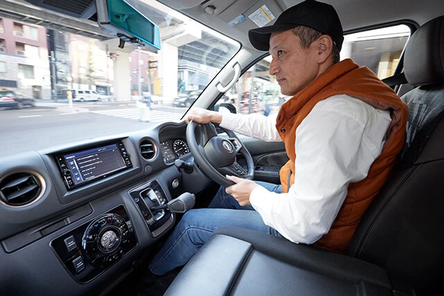 新型キャラバンを公道に引っ張り出して試乗。小沢氏いわく「空荷の状態だからサスペンションの実力は試せないが、走りの音はかなり静かになったよ」