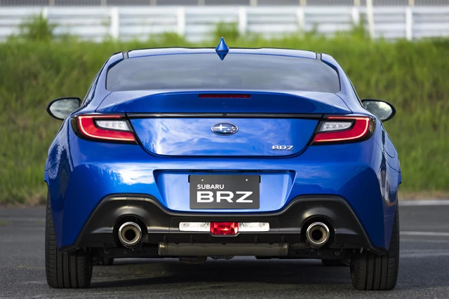 マフラーは左右2本出し。2代目からハイマウントストップランプ内蔵のダックテールスポイラーを採用