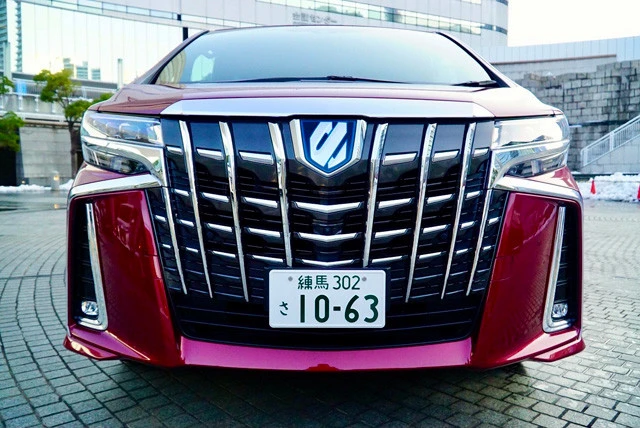 【オラつき第１位】トヨタ「アルファード」価格　３５２万～７７５万２０００円、目標値引き額　３０万円、リセールバリュー　Ａ＋、ランクボディサイズ　全長４９４５㎜×全幅１８５０㎜×全高１９３５㎜、発売　２０２０年１月（一部改良）「マジな話、オラつき度はミニバンというか、日本車のなかで最強。甲冑フェイスは本当にド迫力。運転席の見晴らしの良さは偉くなった感アリ」（小沢）