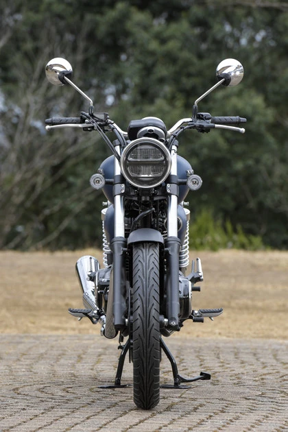 マフラーは右からの1本出し。ボリューム感のあるタンクだからか、全体的に迫力がある