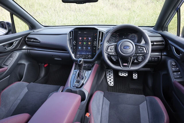 運転席で目を引くのは11.6インチのセンターインフォメーションディスプレイとインフォテインメントシステム。コイツは一部グレードで標準装備となる