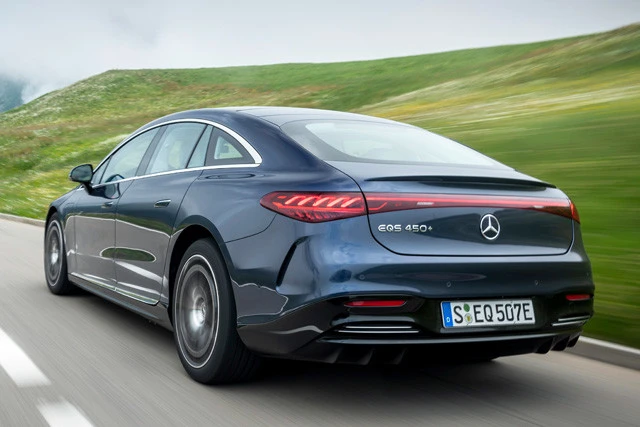 ＥＱＳのエクステリアは、「ワン・ボウ（ひと張りの弓）」と呼ばれる、ファストバックデザインが特徴