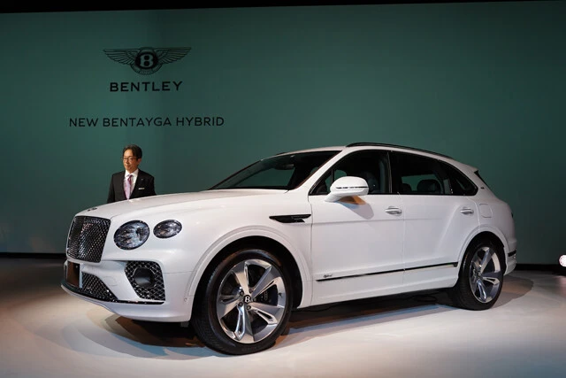 【注目2】ベントレー ベンテイガハイブリッド 発売:2021年11月 価格:2269万円 11月2日に日本で発表されたばかりの新型ベンテイガのPHEV。「Hybrid」のロゴが他モデルとの識別ポイントだ。総航続距離863kmを誇る