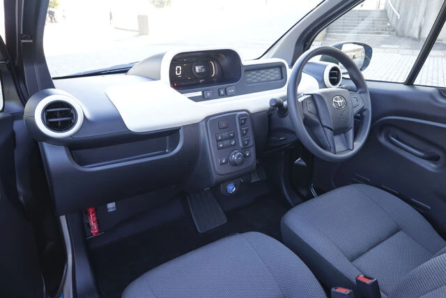 室内空間は、大人２名が並んで座れるようになっている。スイッチ類をセンターバネルに集約することで操作性は抜群