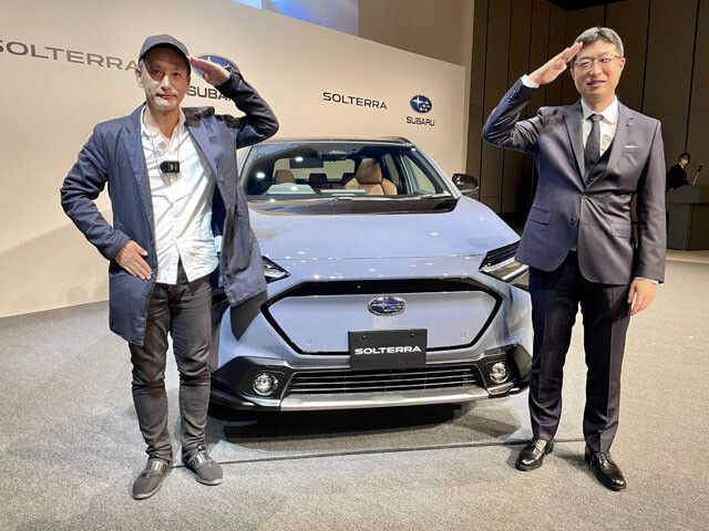 小沢コージ（左）と、ＳＵＢＡＲＵ商品企画本部　ＰＧＭ（プロジェクトゼネラルマネージャー）ＳＯＬＴＥＲＲＡ開発責任者小野大輔（おの・だいすけ）氏。ソルテラの開発責任者の小野氏は、トヨタの開発拠点に出向して共同開発を煮詰めたという。「ソルテラにはスバルらしさを十分に盛り込めた」と小野氏