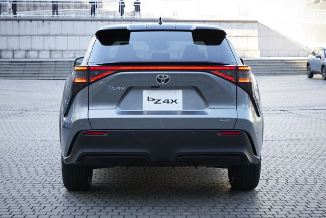 リアは低重心で力強いスタイルを表現。もちろん、カッコだけでなく、ＳＵＶとして走破性もしっかり追求した