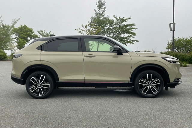 骨格は先代モデルをブラッシュアップ、シャシー性能は大幅に向上した。全長は初代前期型よりも３５㎜長い