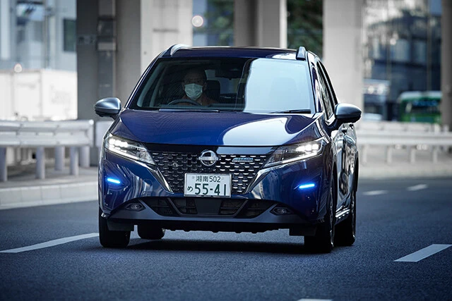 ベースのノートから車高を２５㎜ほどリフトアップし、ＳＵＶの風味がしっかりまぶされている。価格は２５３万７０００～２７９万６２００円