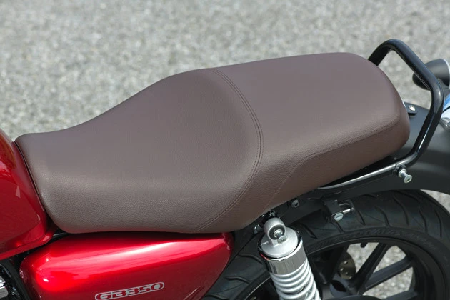 175cmの青木の足着き性は文句ナシ。ちなみにシート高は800mm。座り心地は良好だ