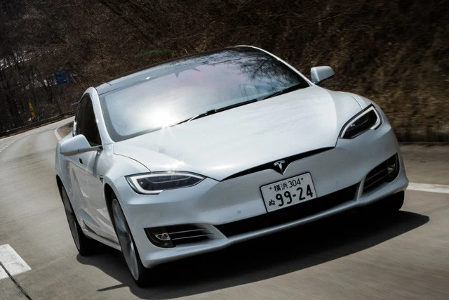 プレミアムＥＶセダン・テスラ「モデルＳ」発売：２０１４年６月、価格：１１６９万９０００～１５９９万９０００円、最大続距離：６５２㎞。ＥＶ界の絶対王者であるテスラのフラグシップセダンがこのモデルＳだ。加速はマジで鬼。ちなみに納期は来年末とか！