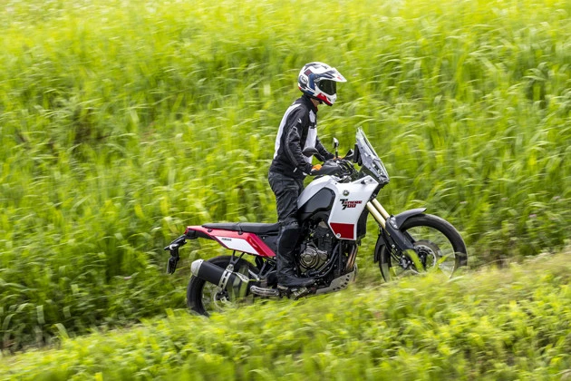 【第7位】ヤマハ テネレ700 価格:126万5000円 発売:2020年7月 シャシーは完全新作で、高張力鋼管ダブルクレードルフレームを採用。ヘッドライトはLED式。上2灯がローで下2灯はハイビーム