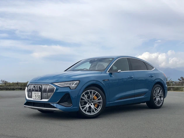 【推しの輸入EV2】アウディ イートロン スポーツバック 価格:1327万円 登場:2020年9月 サイズ:全長4900mm×全幅1935mm×1615mm アウディブランド日本初となるEVがコイツ。ボディの左フェンダーに急速充電対応ソケット、ボディの右に普通充電対応ソケットを備えている