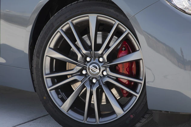 赤く塗られた専用ブレーキは、アルミキャリパー対向ピストンブレーキなどで強化されている