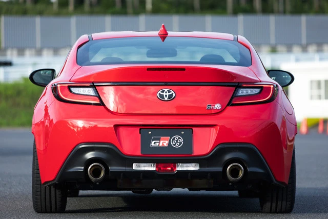 注目のマフラーは左右２本出しとなっている。ちなみにトランスミッションは６速ＡＴと６速ＭＴが用意されている