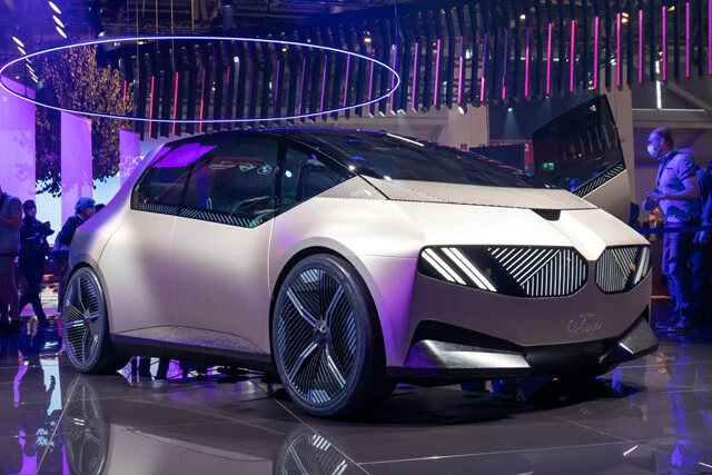 第7位「BMW iビジョン・サーキュラー」100%再生資源の素材で造られているだけでなく、100%リサイクル可能! 地球環境に優しいプレミアムカーになっている