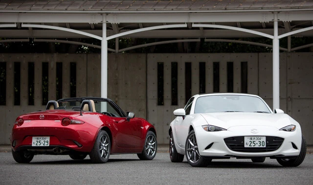(左)マツダ「ロードスター」価格:260万1500~333万4100円、発売:2015年5月、値引き:10万円、リセールバリュー:A(右)マツダ「ロードスターRF」価格:343万9700~390万600円、発売:2016年12月、値引き:15万円、リセールバリュー:A。世界中で大人気のロードスター。累計生産台数は100万台を突破。ふたり乗り小型オープンスポーツカー販売のギネス記録を持つ