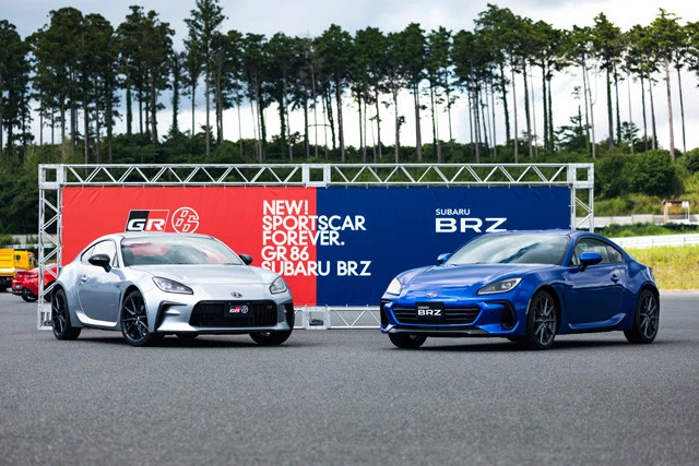 トヨタのＧＲ８６（左）とスバルのＢＲＺ（右）。プラットフォームは同じだが走りは別物。ちなみに見た目も似ているが、よく見ると微妙に違う