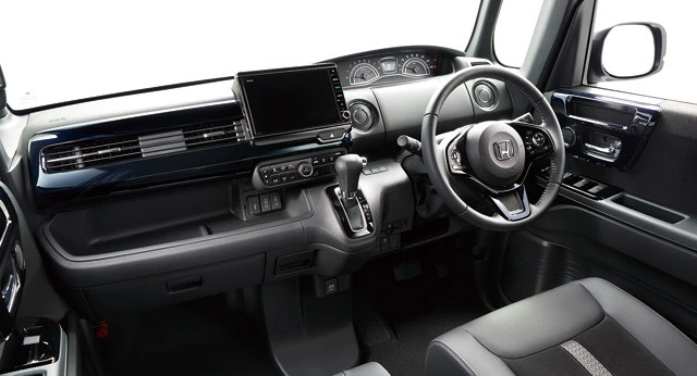 カスタムのインテリア。専用の内装色を持つ「コーディネートスタイル」が設定された。ちなみにカスタムはフル合皮シートを採用