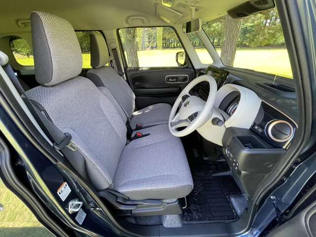 ハイブリッド車は前席にシートヒーターが装備される。ちなみにオーディオレス仕様が標準