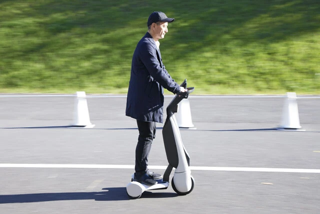 立ち乗りＥＶ、トヨタ「Ｃ＋ｗａｌｋ　Ｔ（シーウォークティー）」発売：２０２１年１０月、価格：３４万１０００～３５万４２００円。最高速度は時速１０キロ。試乗車は障害物検知機能も搭載。ちなみにノーパンクタイヤを採用している