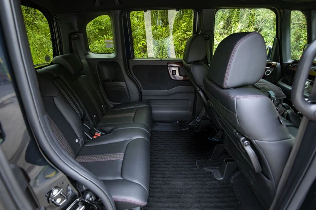 リアシートは190mmもスライドする。荷物量に応じてラゲッジ容量を調整できるのはマジでうれしい