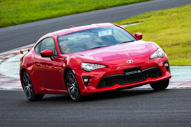 トヨタ「初代８６」２０１２年４月に発売、一世を風靡した初代８６もサーキット試乗。改良に改良を重ねたモデルだけあり、完熟の域に達していた