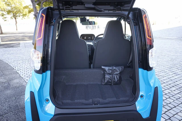 公共交通機関が整備されていない地域などで、近隣のスーパーに日常品を買いに行くなら十分な荷室空間