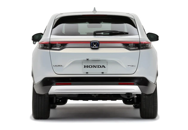 リアランプははやりの横一文字に光るタイプに。荷室は深さも奥行きもたっぷりある