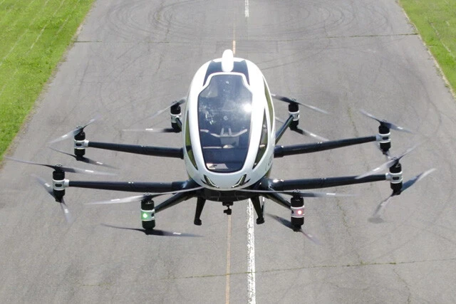 中国「ＥＨａｎｇ（イーハン）」〈ふたり乗り〉、航行速度：１３０ｋｍ／ｈ（飛行仕様）、航続距離：約３５ｋｍ　２０１４年に広州で設立されたベンチャー企業。ふたり乗りのＥＨａｎｇ２１６は１６個のプロペラを備え、航続距離は３５ｋｍ。機体価格は約３３００万円。都市部での空飛ぶタクシーとしての利用を想定している。１０月には航続距離３００ｋｍ、固定翼タイプの新型モデル「ＶＴ-３０」を公開