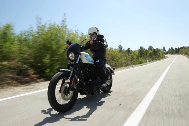 【第3位】ハーレーダビッドソン スポーツスター(写真=アイアン1200) 価格:142万7800~145万7500円(アイアン1200) 発売:2021年1月 ハーレーダビッドソンの定番ともいえるスポーツスターのアイアン1200。写真は欧州仕様。クロアチアで開催された発売前の国際試乗会でのひとコマだ