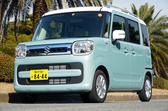 スーツケースをイメージした軽、スズキ「スペーシア」。発売日…２０２０年８月（一部改良）、価格…１３８万５００～１９５万９１００円、リセールバリュー…Ｃ＋ランク、値引き目標額…１０万円。ボディは標準、カスタム、ＳＵＶテイストのギアの３タイプがある。男がたぎるのはカスタム。その顔面はオラオラ系ＭＡＸ【総合評価　軽自動車逸脱度★★★☆☆、実用度★★★★★、男がたぎる度★★★☆☆】